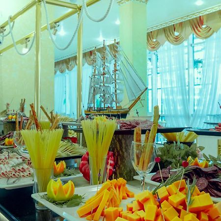 Planeta Hotel & Aquapark Free Beach Access Sunny Beach Exterior photo A buffet at a hotel